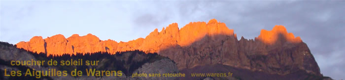 soleil couchant donnant une couleur très vive et intense à la montagne, photo sans retouche